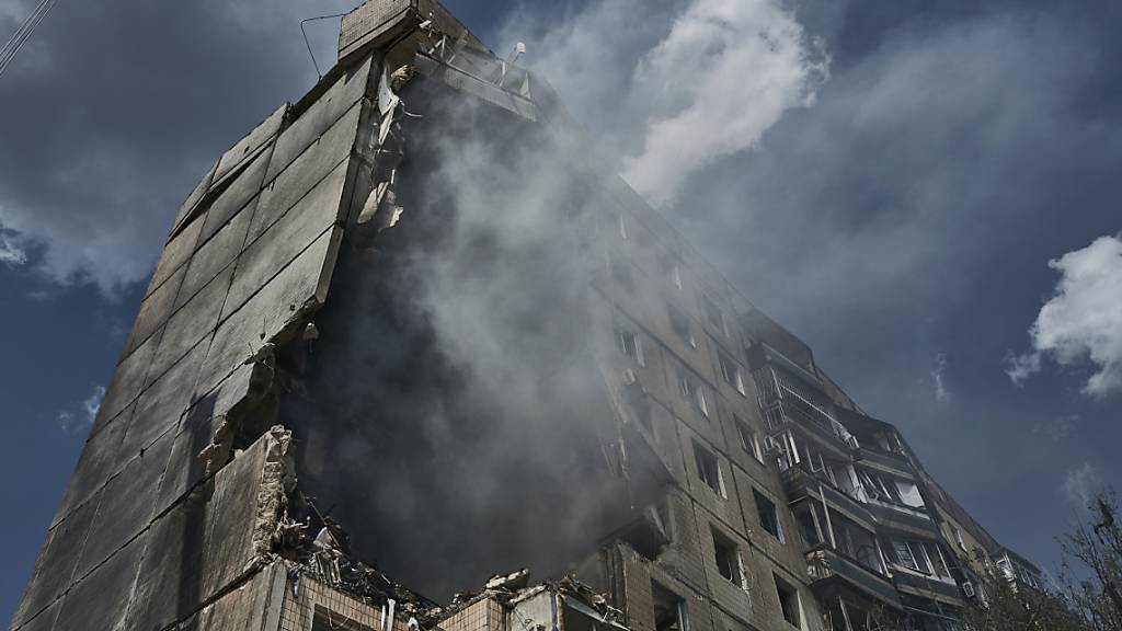 dpatopbilder - ARCHIV - Ein Wohnhaus in Krywyj Rih wurde von einer russischen Rakete getroffen. Foto: Libkos/AP/dpa