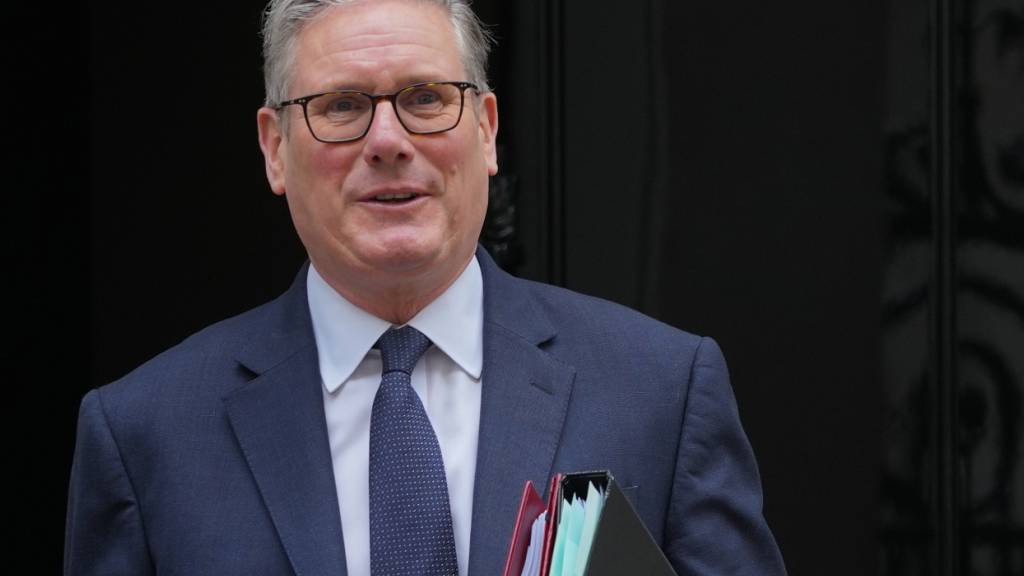 Der britische Premierminister Keir Starmer verlässt Downing Street 10, um an der wöchentlichen Fragestunde des Premierministers im Parlament teilzunehmen. Foto: Kirsty Wigglesworth/AP/dpa
