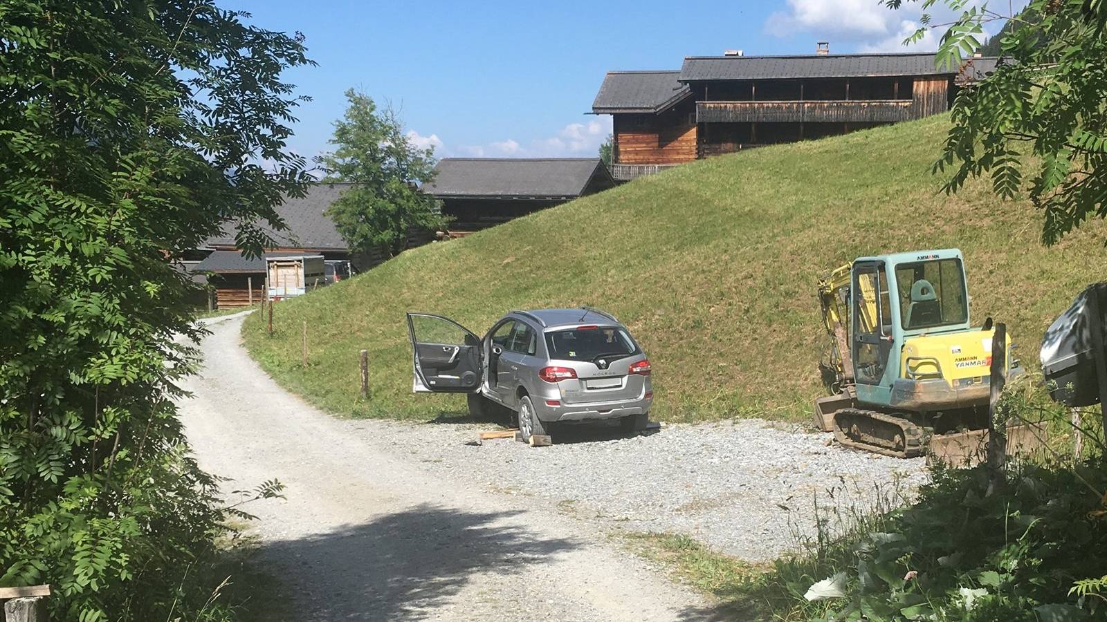 Ein 78-jähriger Mann wurde unter seinem Auto eingeklemmt.