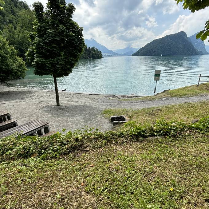 Damit der Schwumm im See nicht tödlich endet: Gemeinde warnt vor Felssturz bei Badi