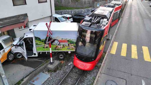 Zug entgleist in Niederteufen AR nach Kollision mit Lieferwagen