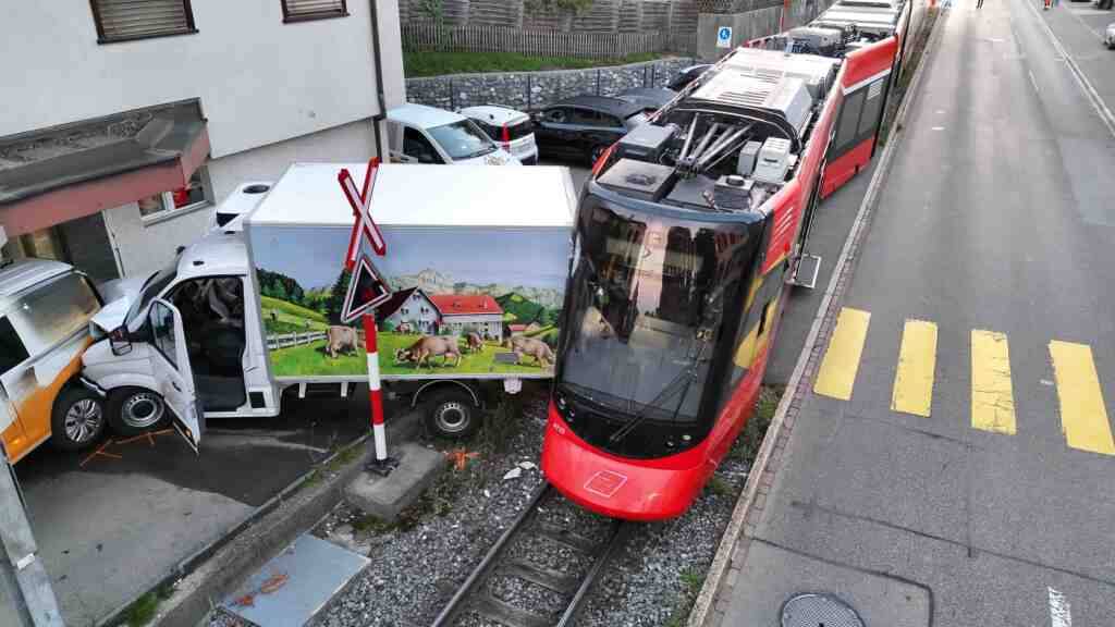 In Niederteufen AR entgleiste ein Zug der Appenzeller Bahnen nach einer Kollision mit einem Lieferwagen.