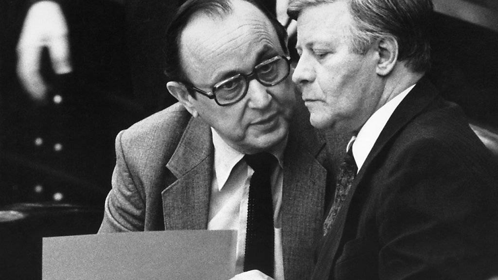 Helmut Schmidt mit seinem Aussenminister Hans-Dietrich Genscher bei einer Bundestagsdebatte am 25.November 1980. Helmut Schmidt starb am 10. November 2015