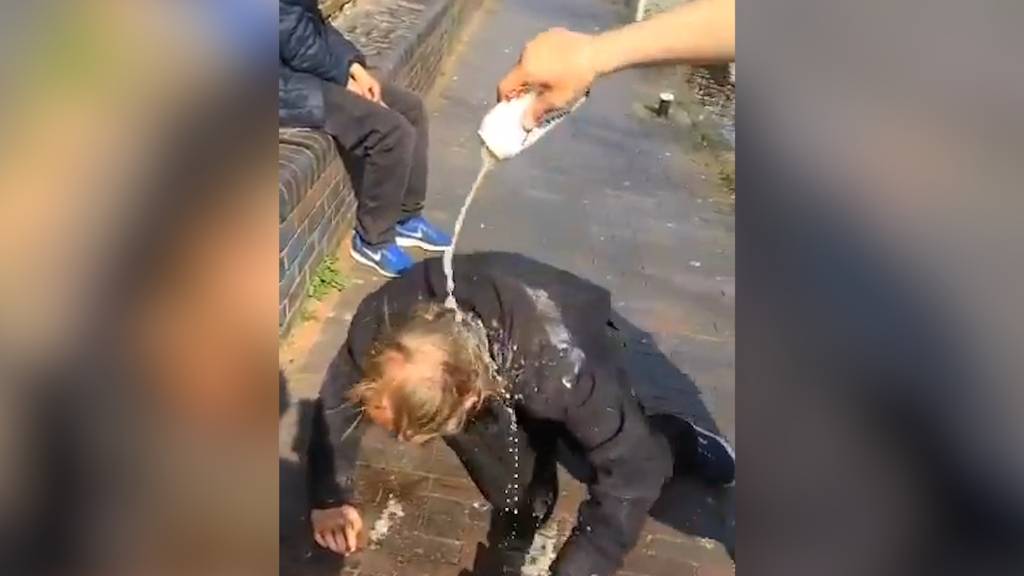 Schockierendes Video aus Birmingham: Obdachloser mit Bier überschüttet und in Kanal gestossen