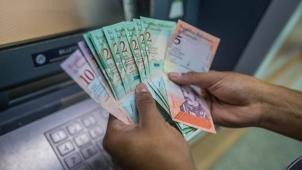 Venezuela hat am Montag eine Währungsreform durchgeführt und dabei fünf Nullen auf seinen Geldscheinen gestrichen.