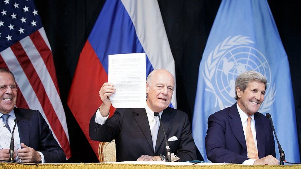 Russlands Aussenminister Lawrow, der UNO-Gesandte Staffan de Mistura und US-Aussenminister Kerry bei einer Medienkonferenz nach dem Syrien-Gipfel in Wien. Die Konferenz sprach sich für einen Waffenstillstand und eine Übergangsregierung aus.