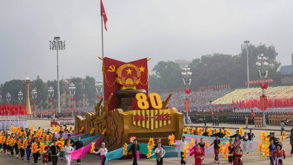 Ein Paradewagen nimmt an einer Militärparade anlässlich des 80. Jahrestages des vietnamesischen Nationalfeiertages in Hanoi, Vietnam, am Dienstag, 2. September 2025, teil. Foto: Vincent Thian/AP POOL/AP/dpa