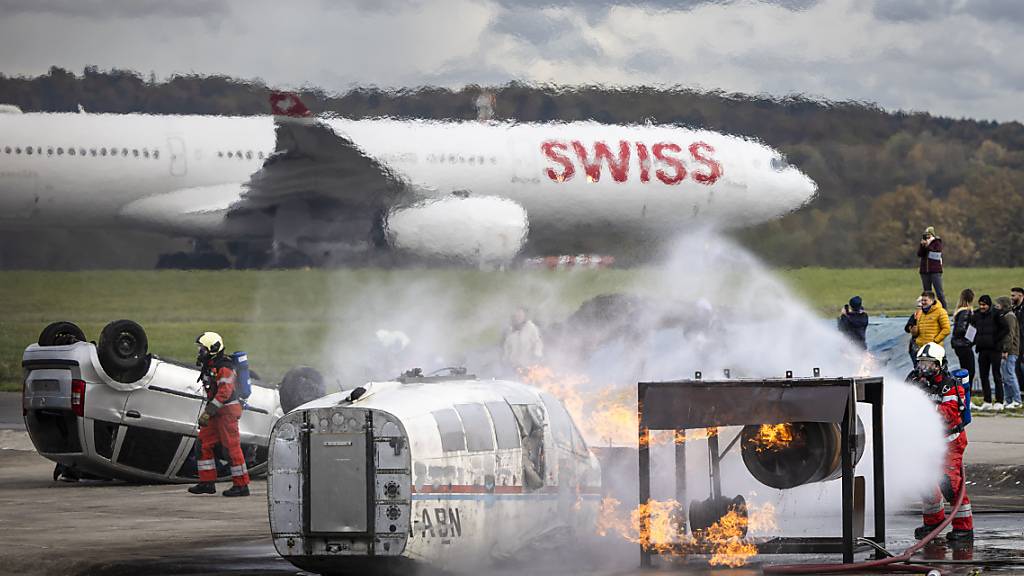 Auf dem Flughafen Zürich hat am Dienstagnachmittag eine Grossübung stattgefunden: Schutz & Rettung, Polizei, Swiss und weitere Partner übten im Rahmen eines simulierten Notfalls die Zusammenarbeit.