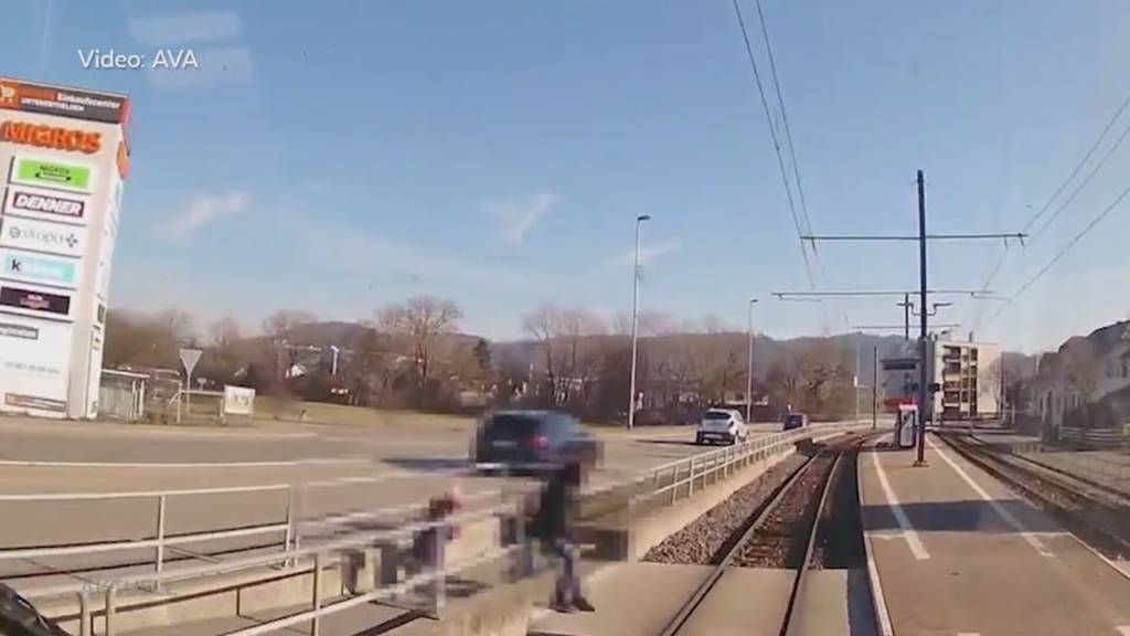 Schockierende Gleisüberquerungen: Aargau Verkehr will mit Videoaufnahmen sensibilisieren