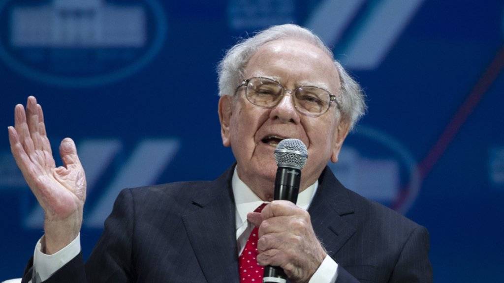 Warren Buffett baut sein finanzielles Engagement beim Grosskonzern Apple auf knapp 1,5 Milliarden Dollar aus. (Archivbild)