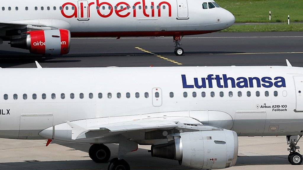 Neue Schrift und mehr Blau: Den Maschinen der Lufthansa soll nach drei Jahrzehnten ein neues Design verpasst werden. (Archiv)