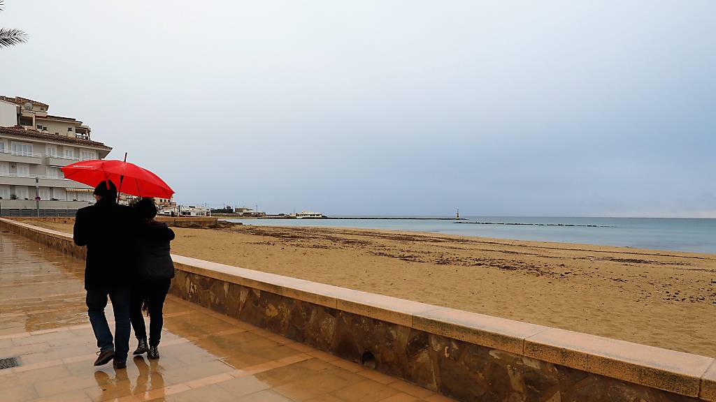 Der fast leere Strand von Palma. Foto: Clara Margais/dpa