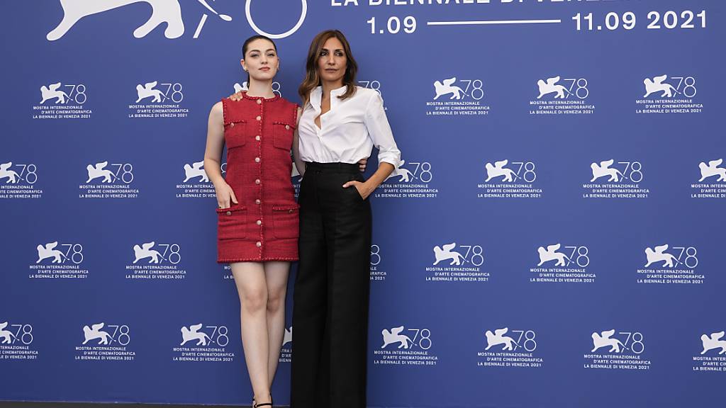 Schauspielerin Anamaria Vartolomei (l) und die Regisseurin Audrey Diwan beim Fototermin für den Film «L'evenement» («Happening») während der 78. Ausgabe der Filmfestspiele von Venedig. In «L'evenement» wird der Kampf um Abtreibung thematisiert. Foto: Domenico Stinellis/AP/dpa