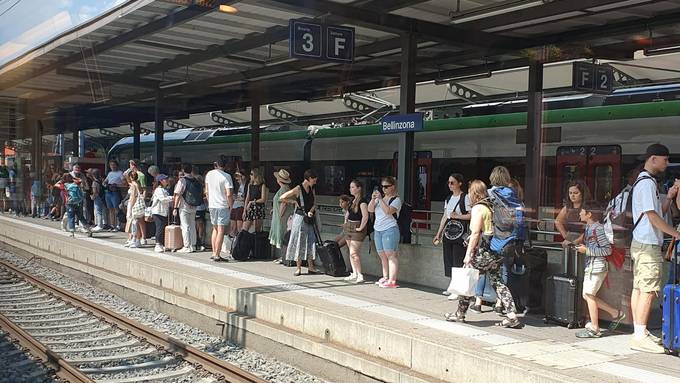 Wegen Überbelegung – Zugbegleiter schmeisst Passagiere in Bellinzona raus