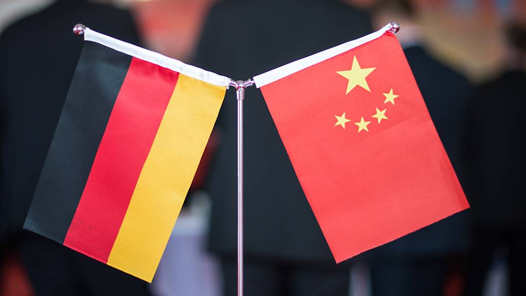 ARCHIV - Eine chinesische und eine deutsche Flagge stehen am bei einem Empfang in Hefei (China). Foto: picture alliance/Ole Spata/dpa