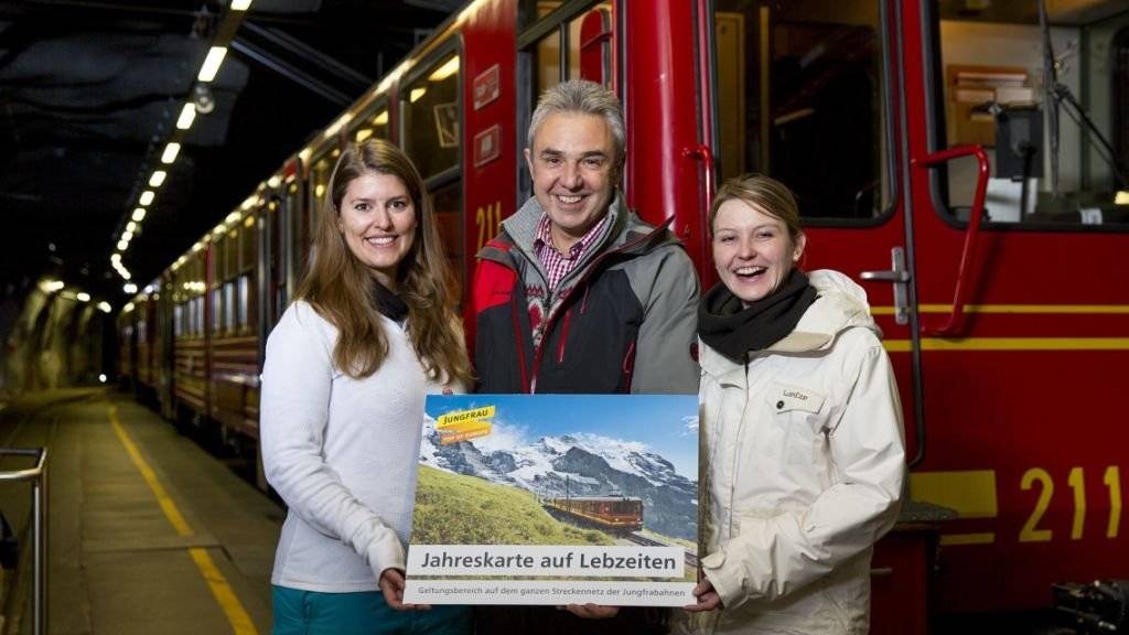 Franziska Voigt (links) und ihre Kollegin Elke Melitz werden von Bahnchef Urs Kessler begrüsst.
