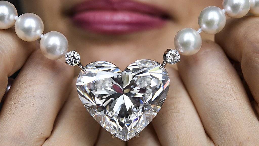 Eine Angestellte von Christie's zeigt den herzförmigen Diamanten