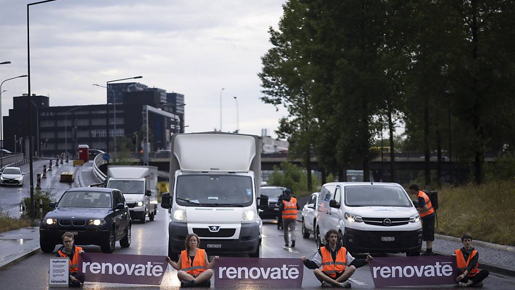 Klimaprotest am Montagmorgen in Zürich: Renovate Switzerland blockiert die Autobahnausfahrt in Altstetten.