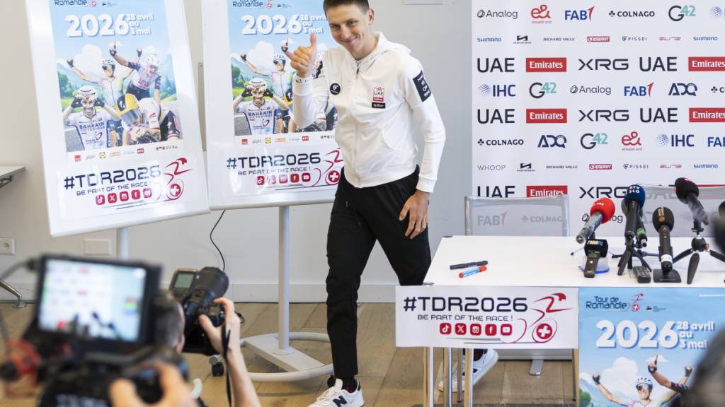 Daumen hoch: Tadej Pogacar ist bereit für seine erste Rundfahrt dieser Saison