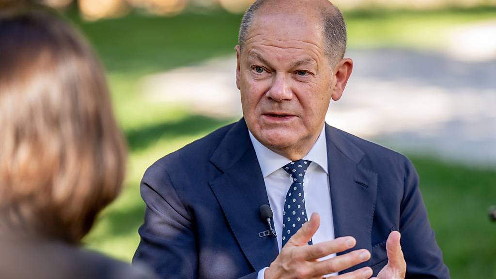 Bundeskanzler Olaf Scholz (SPD), spricht bei einem TV-Interview nach Abschluss des Gipfels der G7-Staaten. Foto: Michael Kappeler/dpa