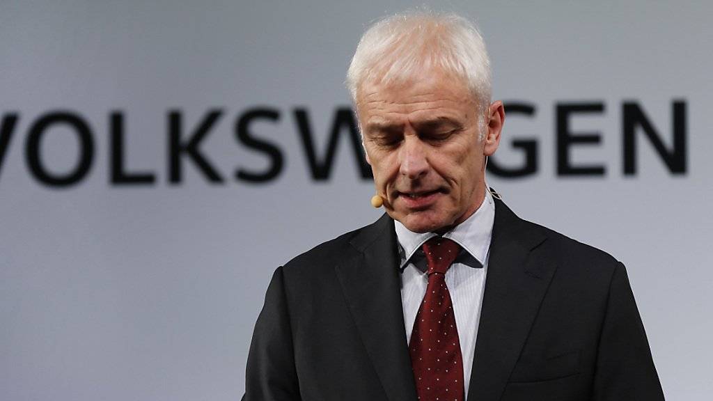 Volkswagen-Chef Matthias Müller kriecht in Detroit zu Kreuze und kündigt gleichzeitig Investitionen in den USA an.