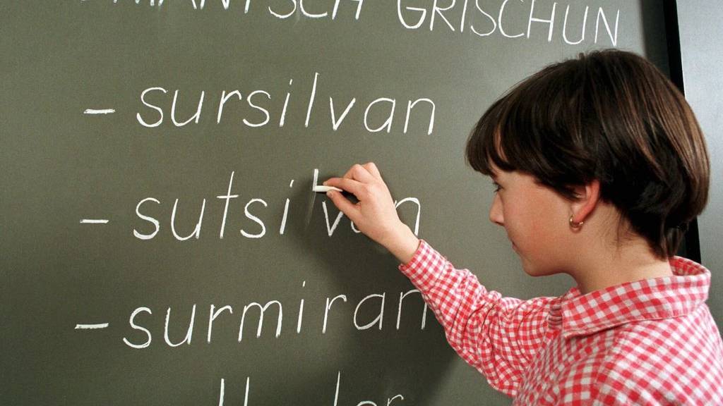 Eine Schuelerin schreibt in Rumantsch Grischun in einer Bündner Schule, aufgenommen 1996.
