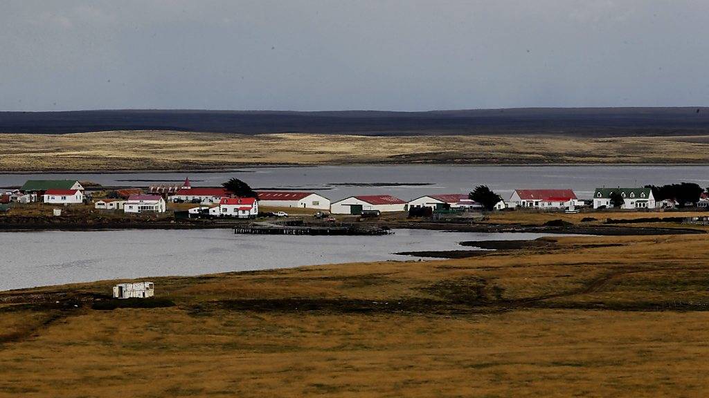 Argentinien möchte mit Grossbritannien über die Falklandinseln verhandeln. Im Bild der Ort Goose Green, wo im Krieg um die Inseln 1982 eine Schlacht ausgetragen wurde. (Archiv)