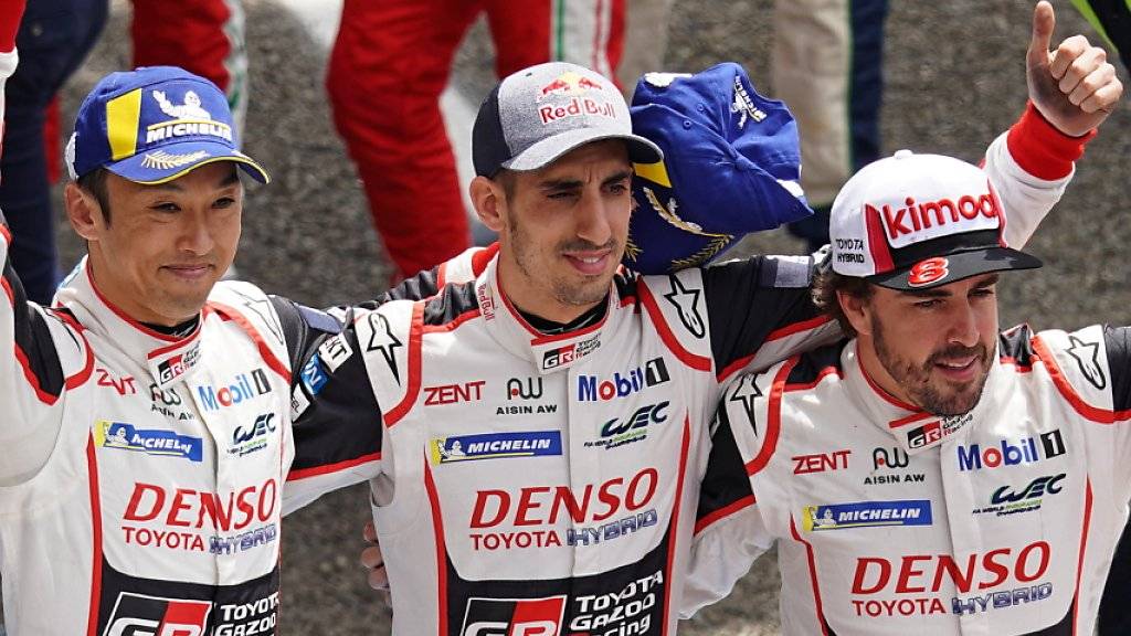 Sébastien Buemi (Mitte) wiederholt an der Seite von Fernando Alonso und Kazuki Nakajima beim 24-Stunden-Rennen in Le Mans den Sieg aus dem Vorjahr