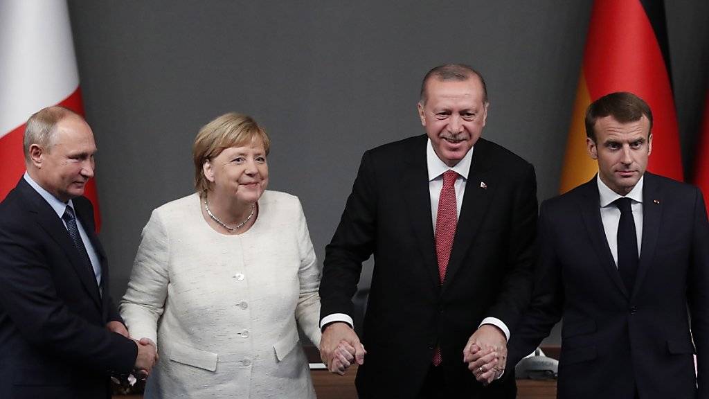 Die Staats- und Regierungschefs Russlands, Deutschlands, der Türkei und Frankreichs nach dem Gipfel-Treffen in Istanbul. Nach sieben Jahren Bürgerkrieg in Syrien wollen sie den Friedensprozess in dem Land wiederbeleben.