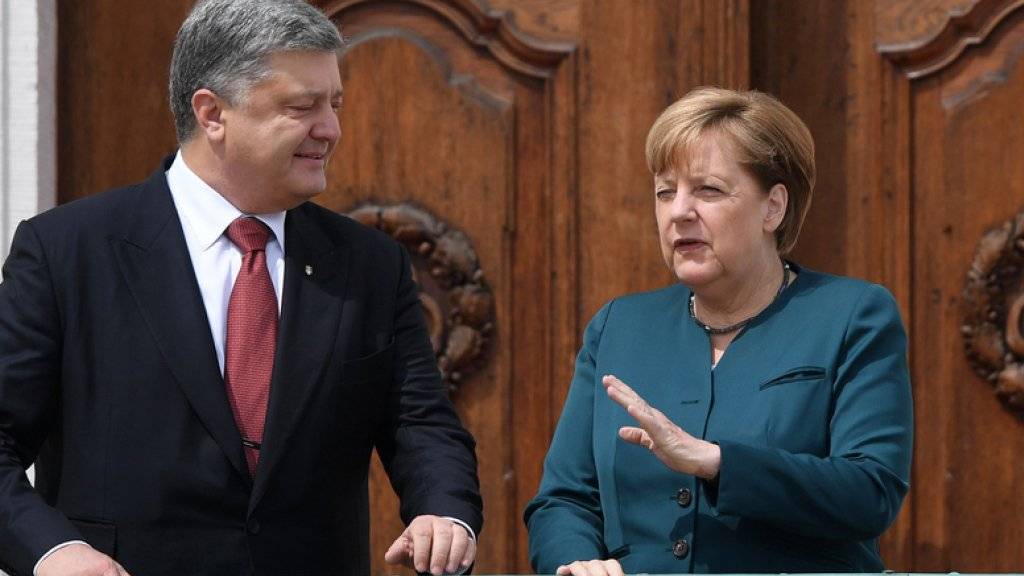 Die deutsche Kanzlerin Angela Merkel empfängt den ukrainischen Präsidenten Petro Poroschenko zu Gesprächen im Gästehaus der deutschen Regierung am Samstag in Meseberg (Brandenburg).