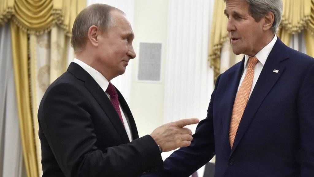 US-Aussenminister John Kerry (rechts) traf bei seinem Besuch in Moskau auch den russischen Präsidenten Wladimir Putin (links).