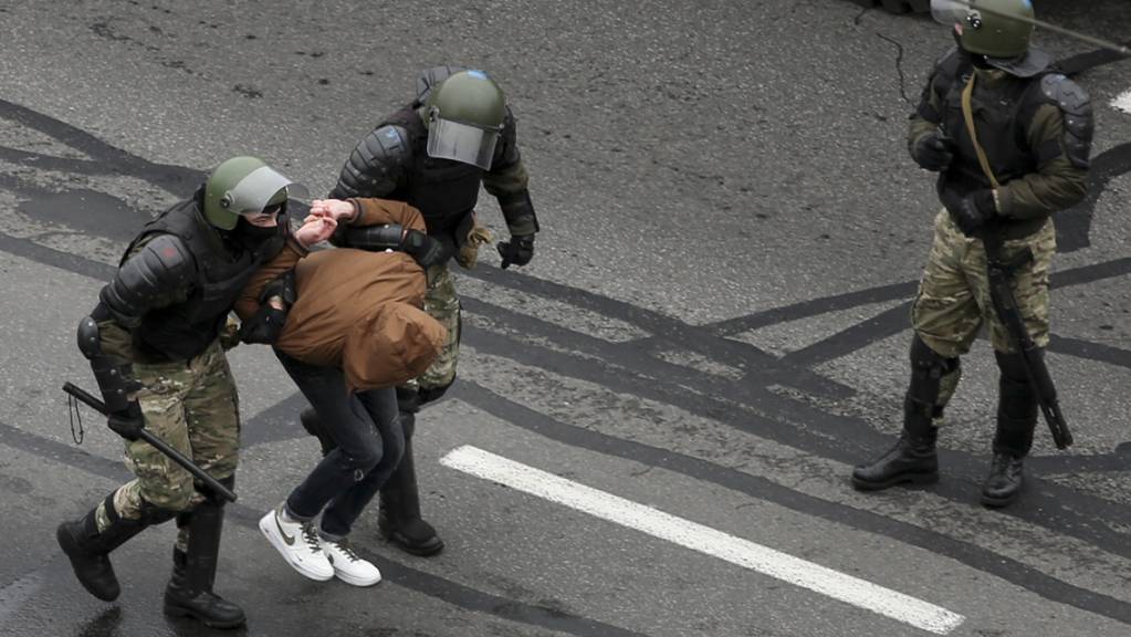 Mit massiver Gewalt sind Sicherheitskräfte in Belarus den Demonstrationen gegen Machthaber Alexander Lukaschenko entgegengetreten. Foto: AP/dpa