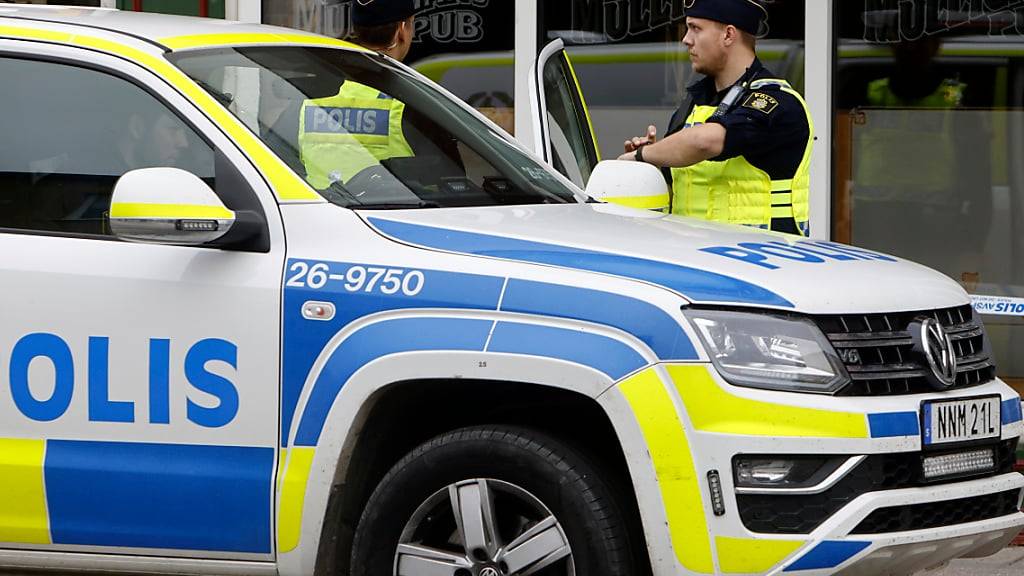 ARCHIV - Die Polizei steht in Sandviken, etwa 162 Kilometer nordwestlich von Stockholm, vor einer Kneipe. Die Polizei in Schweden geht möglichen Drohnensichtungen im Süden des Landes nach. Foto: Henrik Hansson/AP/dpa