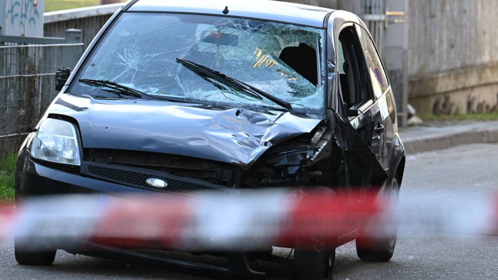 ARCHIV - Ein beschädigtes Fahrzeug steht an einer Zufahrt zur Rheinbrücke. Foto: Boris Roessler/dpa
