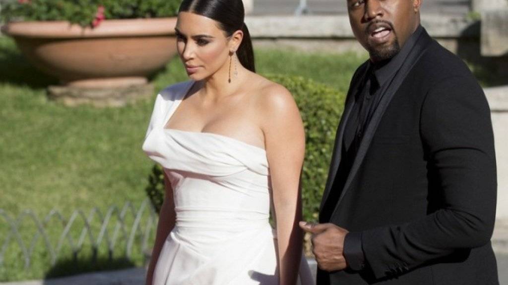 Kanye West (r) hat nichts dagegen, wenn sich Kim Kardashian (l) in den Social Medias nackt präsentiert (Archiv)