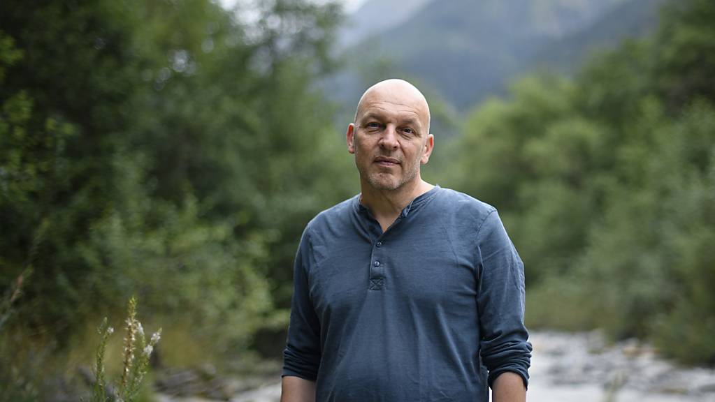 Der Schweizer Autor Tim Krohn  in Santa Maria Val Müstair GR, wo er Schriftstellerinnen und Schriftsteller coacht. (KEYSTONE/Gian Ehrenzeller)