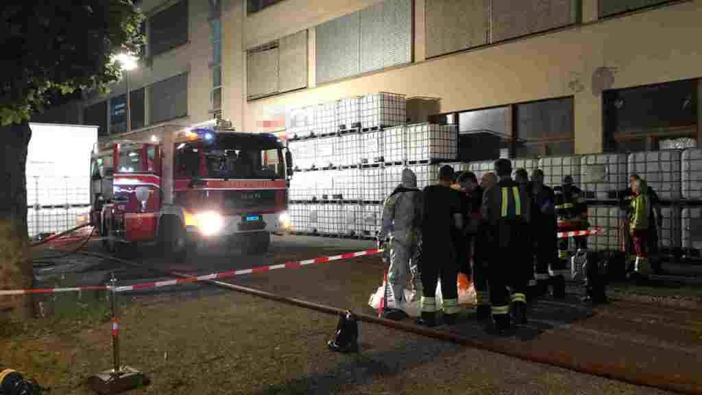 Im Lager eines Produktionsbetriebs in Schönenwerd SO entwichene entzündbare Dämpfe haben am Freitagabend einen mehrstündigen Feuerwehreinsatz ausgelöst.