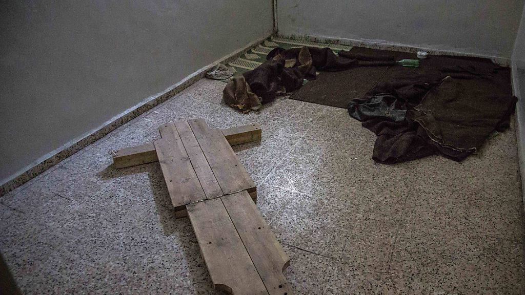 Frankreich ermittelt gegen Assad aufgrund von Fotoaufnahmen wegen Kriegsverbrechen: Folterinstrumente auf dem Boden einer Gefängniszelle in der syrischen Stadt Al-Rakka (Symbolbild)