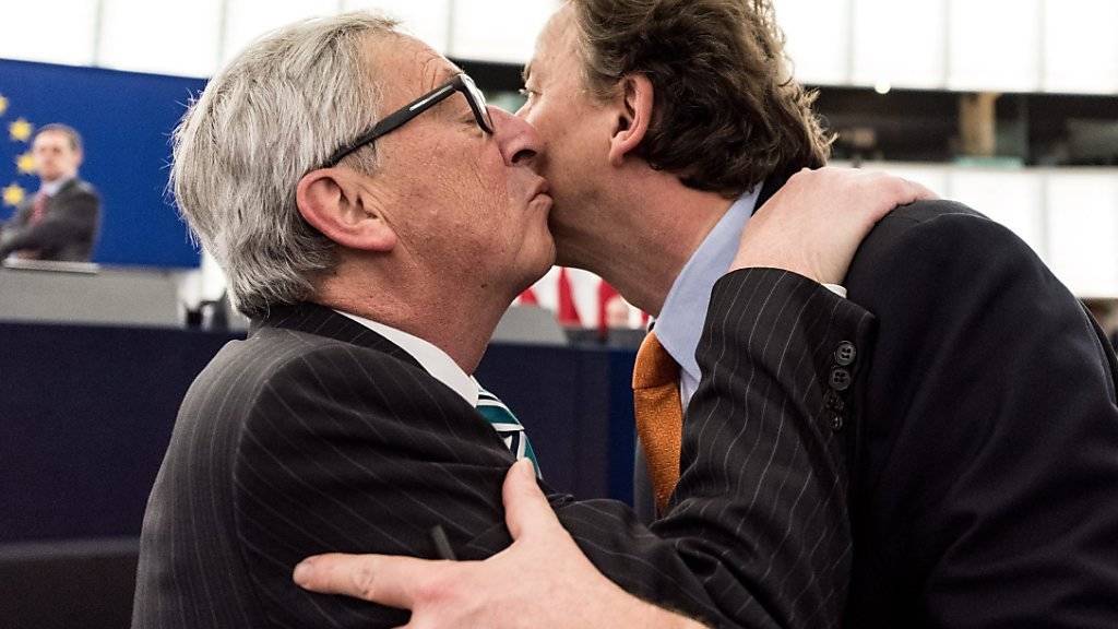 Herzliche Begrüssung zwischen Jean-Claude Juncker (l) und Bert Koenders in Strassburg