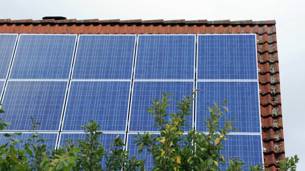 Eine Pflicht für Solaranlagen auf Wohnhäusern ist im neuen Aargauer Energiegesetz nicht vorgesehen. Allerdings muss bei einem Heizungsersatz ein Teil der Energie aus erneuerbaren Quellen kommen.(Symbolbild)
