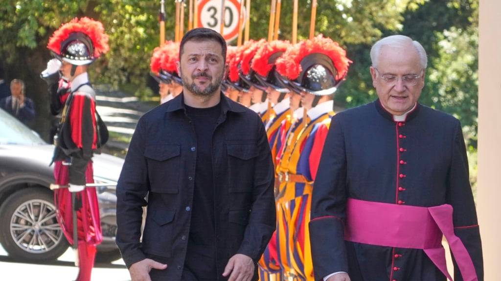 dpatopbilder - Wolodymyr Selenskyj (l), Präsident der Ukraine, geht mit Pater Lorenzo Sapienza vor seinem Treffen mit Papst Leo XIV. in Castel Gandolfo an Schweizer Wachen vorbei. Foto: Gregorio Borgia/AP/dpa
