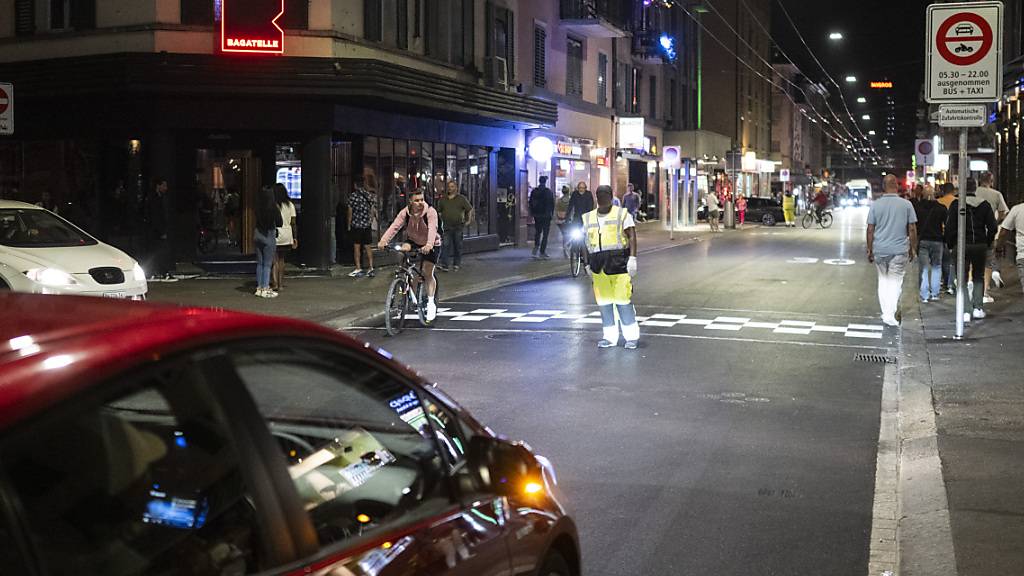 An der Zürcher Langstrasse sollen wieder Strassenstrichzonen bewilligt werden, fordern fünf Parteien in einem Postulat. (Symbolbild)