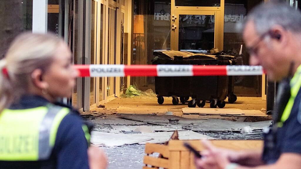 dpatopbilder - Polizeibeamte stehen nach einer Explosion vor einem beschädigten Gebäude in der Innenstadt am Hohenzollernring. Über mögliche Verletzte oder die Ursache der Explosion machte die Polizei zunächst keine Angaben. Foto: Benjamin Westhoff/dpa