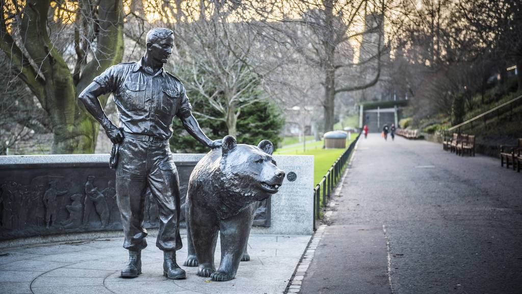 Die Statue des Bärs Wojtek im schottischen Edinburgh.