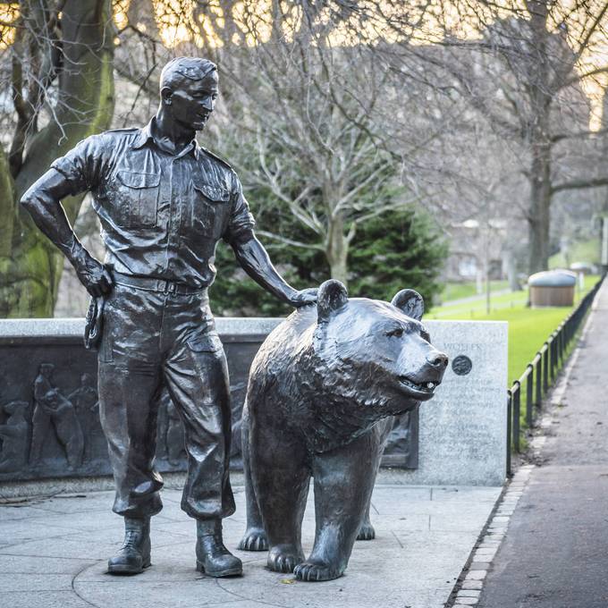 Ein Stier in New York und ein Bär in Edinburgh: Kennst du diese Statuen?