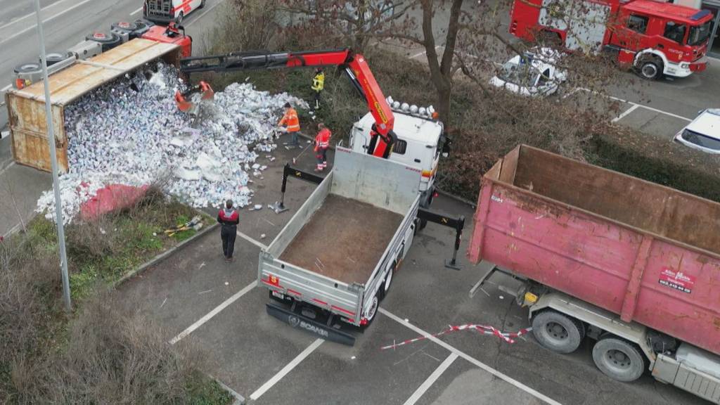 Mit Alu gefüllter Lastwagen kippt in Schaffhausen um