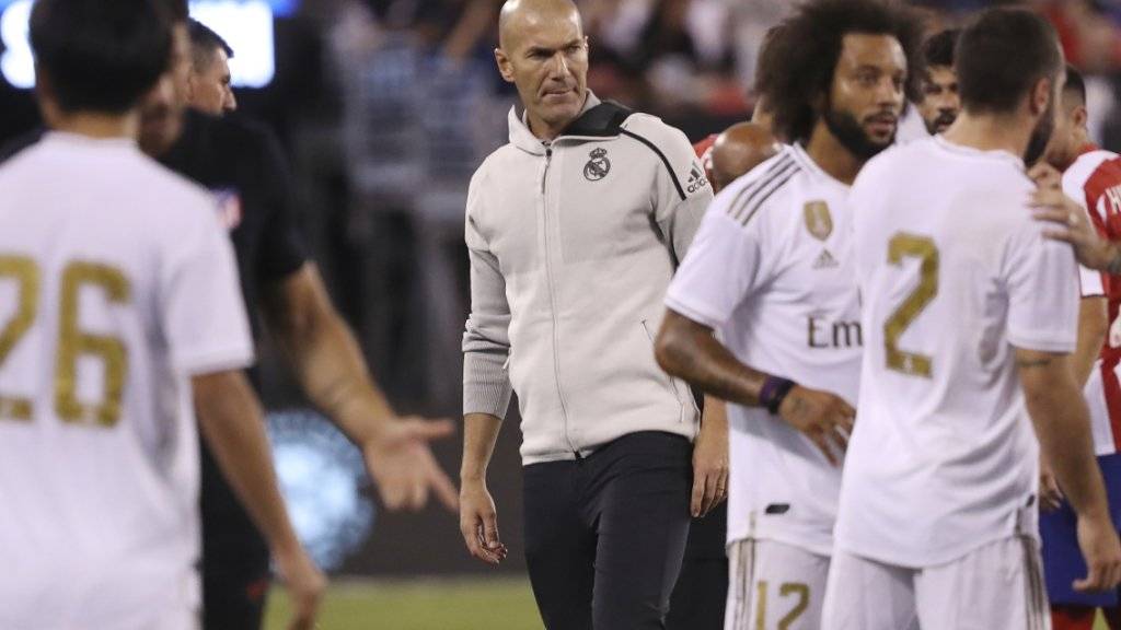 Zinedine Zidane beobachtet den Auftritt seiner Spieler gegen Stadtrivale Atlético kritisch