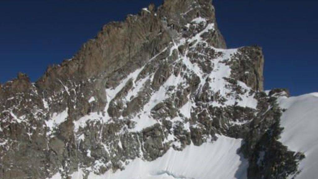 Am Zinalrothorn in Zermatt (Bild) ist am Sonntagmorgen ein Bergsteiger tödlich verunglückt. Am Wochenende kamen mindestens fünf Berggänger in den Alpen ums Leben. (Bild: Walliser Kantonspolizei)