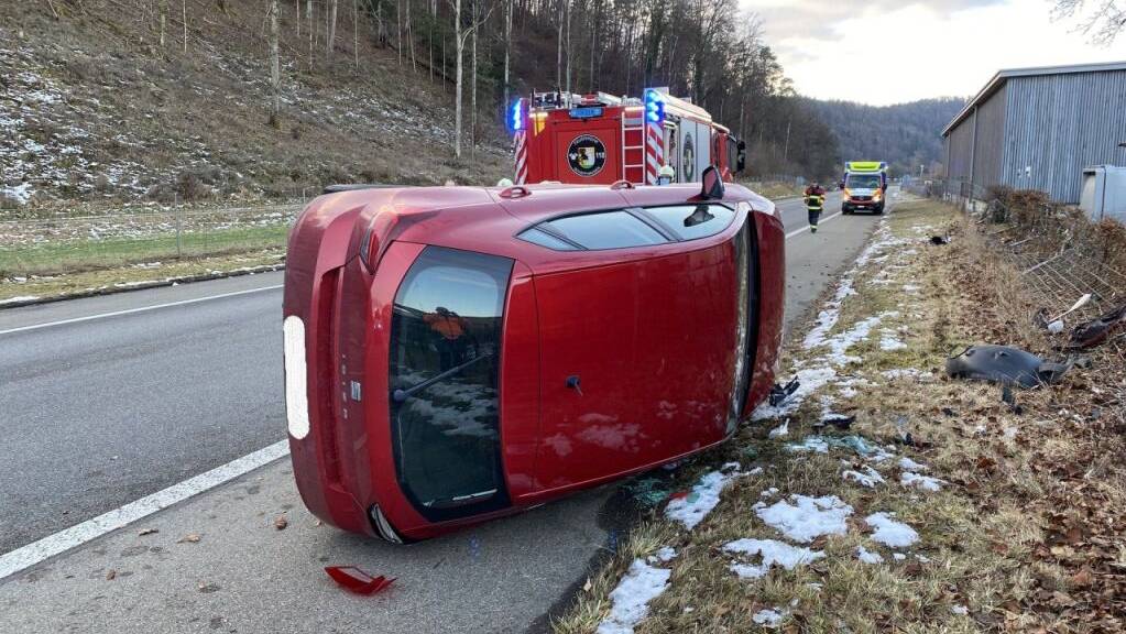 Spektakulär überschlagen - Fahrerin verhältnismässig glimpflich davongekommen: Autounfall in Schaffhausen.