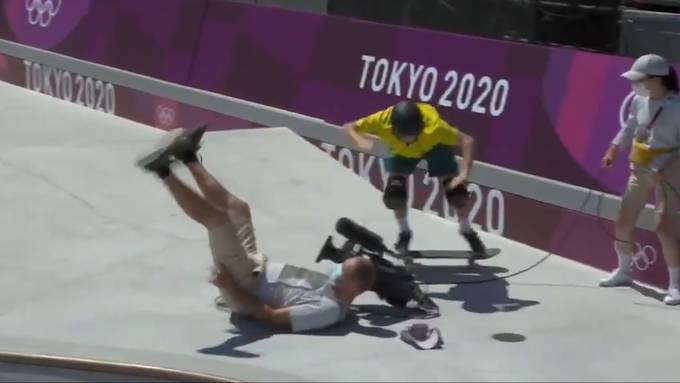 Olympia-Skateboarder fährt Kameramann über den Haufen